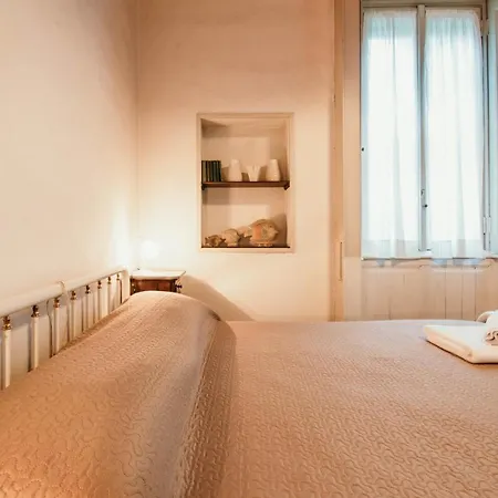 Library - Candela Apartman